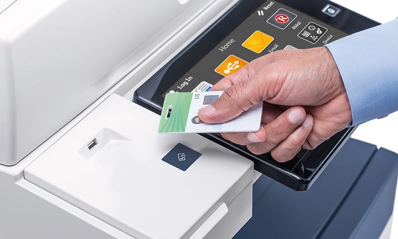 Persona escaneó placa de trabajo